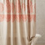 Cornice ovale con elegante tenda in tessuto