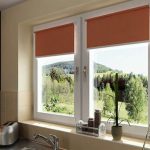 Tende a rullo color sabbia per la cucina