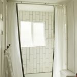 Cornice in plastica per soffitto di un piccolo bagno