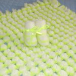 Coperta e pantofole fatte di filato con le tue mani