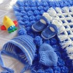 Coperta con pompon in un set per le dimissioni