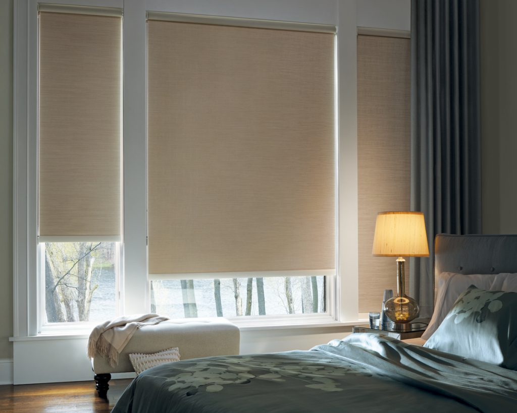 Mini tende oscuranti all'interno della camera da letto