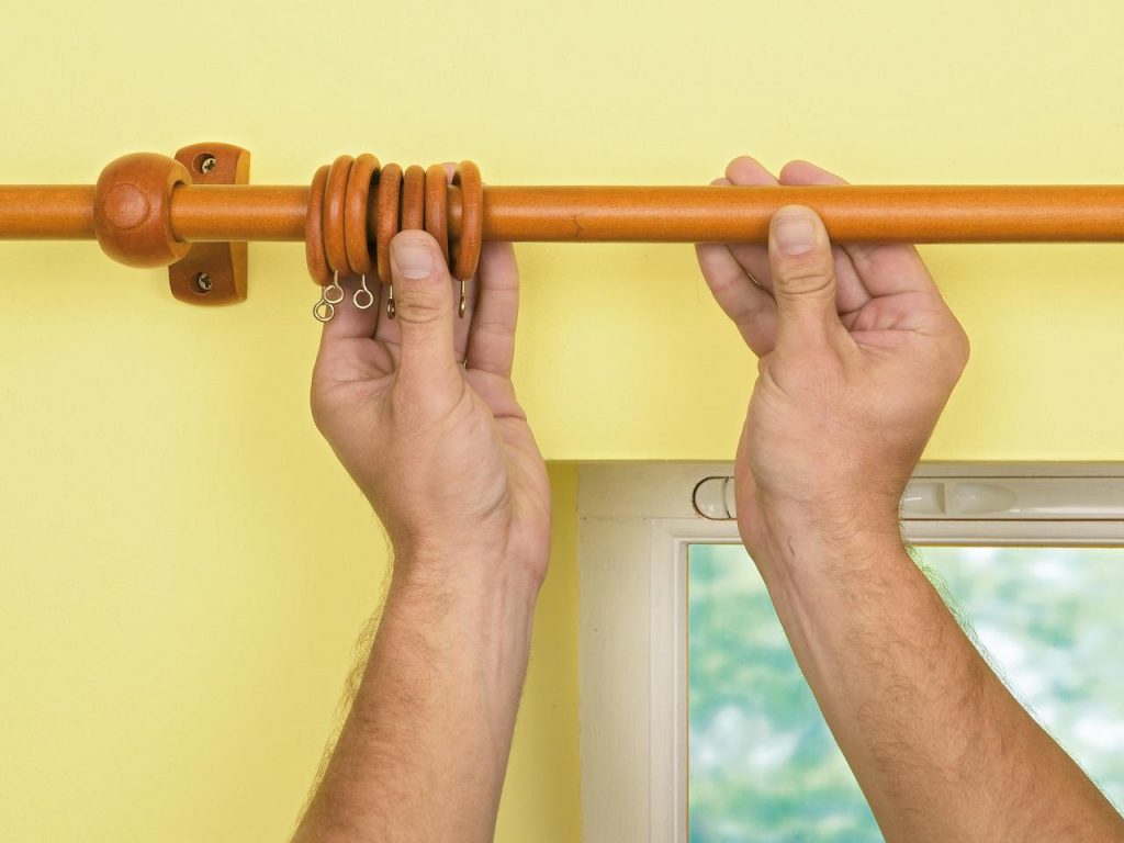Installazione di un bastone per tende tubolari per tende classiche