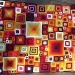 Pătură croșetată din pătrate multicolore de diferite dimensiuni
