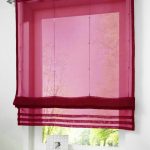 Tende semitrasparenti color bordeaux per una piccola finestra
