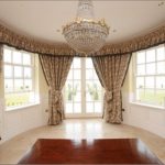 Cornice flessibile per soffitto per una stanza allungata