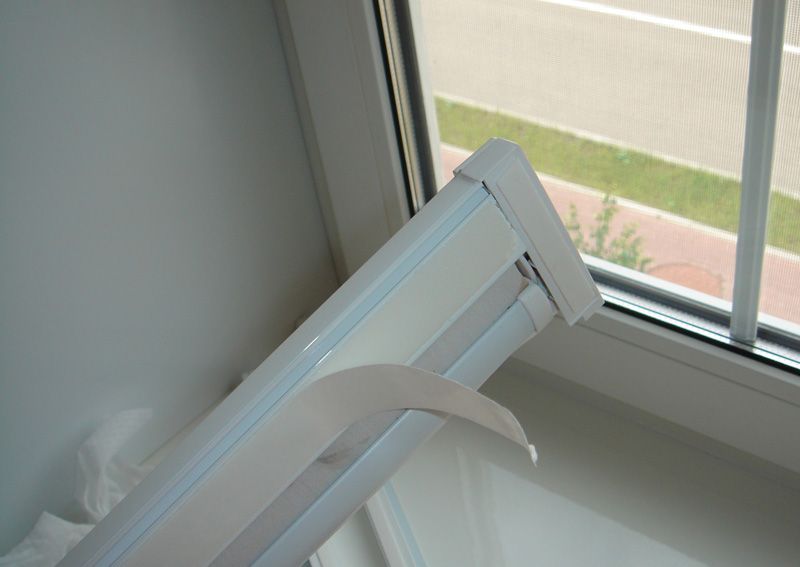 Nastro biadesivo sul corpo della tenda avvolgibile
