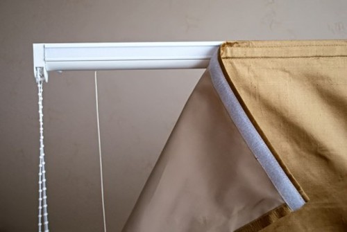 Fissaggio delle tende con velcro