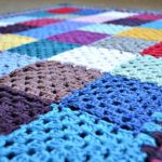 Pătratele simple multicolore, făcute din fire rămase, arată grozav într-o pătură finită.