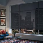 Vista della città di notte attraverso una tenda traslucida