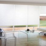 Finestra panoramica in un soggiorno minimalista