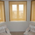 Decorare le finestre della finestra a bovindo del soggiorno