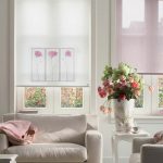 Vaso con fiori freschi nell'interno del soggiorno