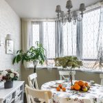 Zona pranzo su loggia vetrata