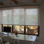 Installazione di una tenda a rullo sulla parete di una casa privata