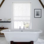 Progettazione del bagno con finestra