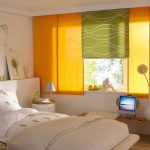 Tende gialle all'interno della camera da letto