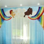Lambrequin arcobaleno con nuvole per la cameretta dei bambini