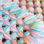 Coperta con pompon multicolore