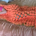 Coperta per adolescenti con pompon multicolore