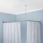 Una tenda a coste fissata a un'asta per tende a forma di L