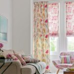 Tende romane in tessuto con casette rosa