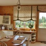 Tende romane con fiocchi per finestra e porta della cucina