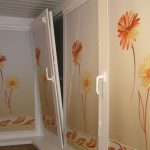 Tende a rullo con grandi fiori per una loggia