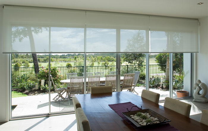 Decorare una finestra panoramica con le tende a rullo