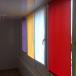 Tende a rullo multicolori alle finestre del balcone