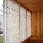 Rifinitura del balcone con listelli di legno