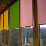 Tende a rullo oscuranti sulle finestre del balcone