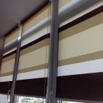 Tende a rullo a strisce su finestre di plastica