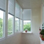 Decorare le finestre del balcone con le tende