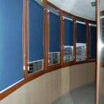 Tende a rullo blu sulle finestre della loggia