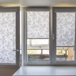 Decorare un balcone con tende a rullo