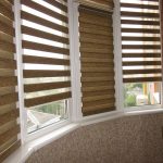 Tende zebrate sulle finestre del balcone