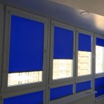 Tende blu brillante su finestre in PVC