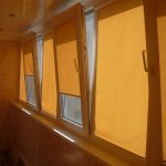 Tende a rullo gialle sulle ante delle finestre del balcone
