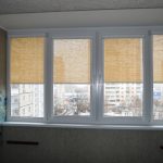 Tende a rullo traslucide sulla finestra del balcone