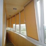 Vetrare un balcone stretto con finestre di plastica