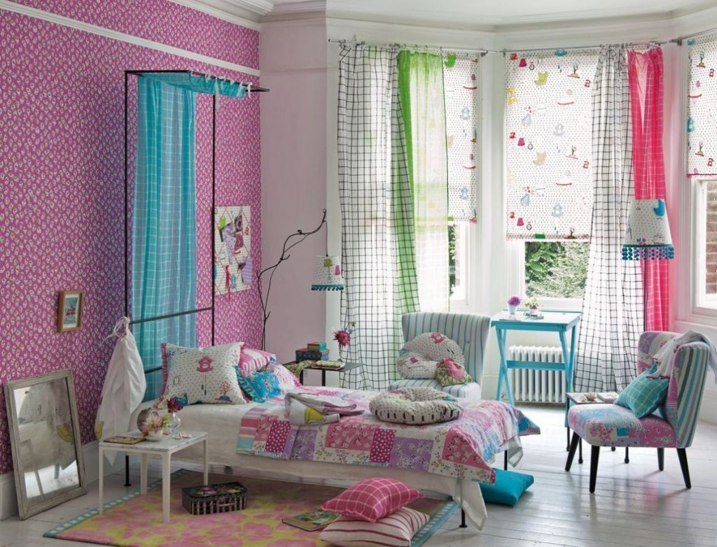 Interno della cameretta dei bambini con tende a rullo