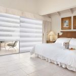 Tende giorno notte sulla finestra panoramica della camera da letto