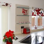 Grandi fiori sulle tende della cucina