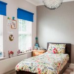 Cameretta per bambini con tende a rullo blu