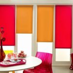 Combinazione di tende multicolori su una finestra