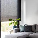 Tenda in materiale traslucido sulla finestra del soggiorno