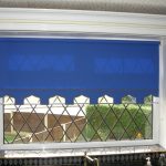 Tenda a rullo blu sulla finestra della cucina