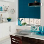 Tapparella blu per proteggere la cucina dai raggi solari