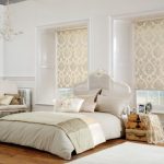Tende beige all'interno della camera da letto